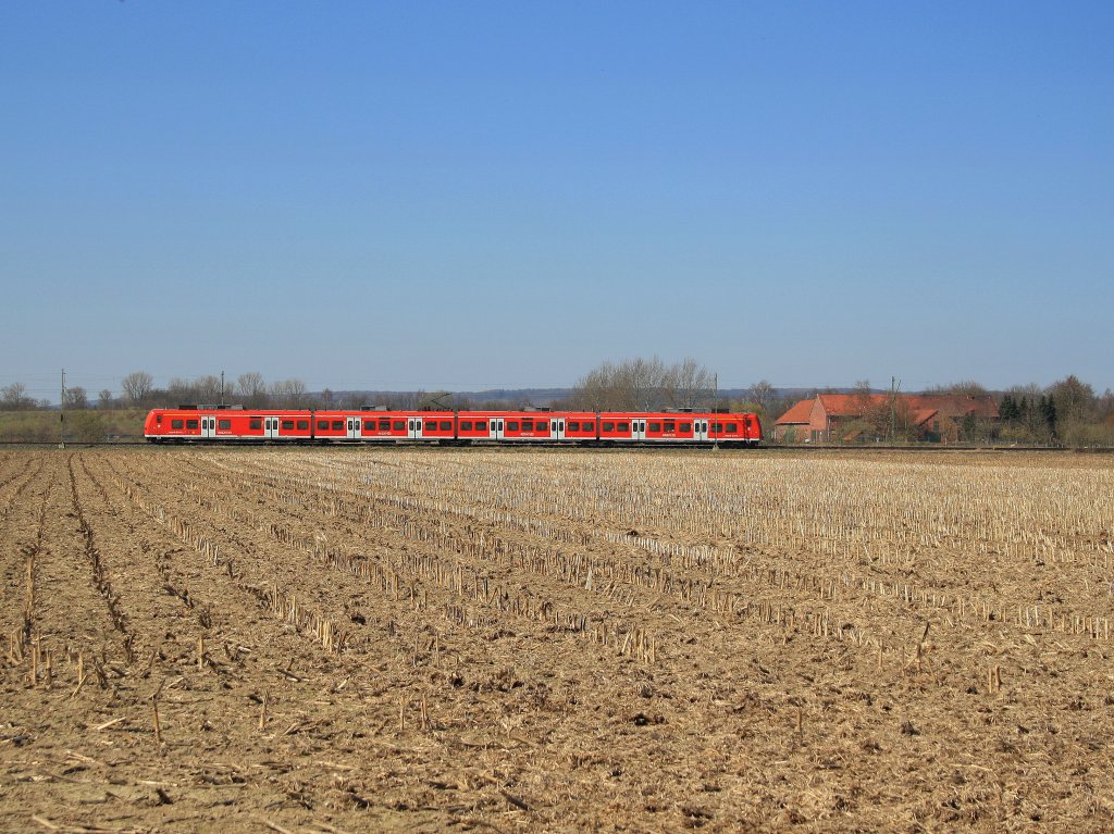Ein Unbekannter Haard-Bahn-425 ist als RB42  Haard-Bahn  auf dem Weg von Essen nach M�nster.
Dabei f�hrt er auch �ber den Abschnitt Nottuln-Appelh�lsen - B�sensell.
Im Hintergrund die Baumberge.
Nottuln-Appelh�lsen, 27.03.211