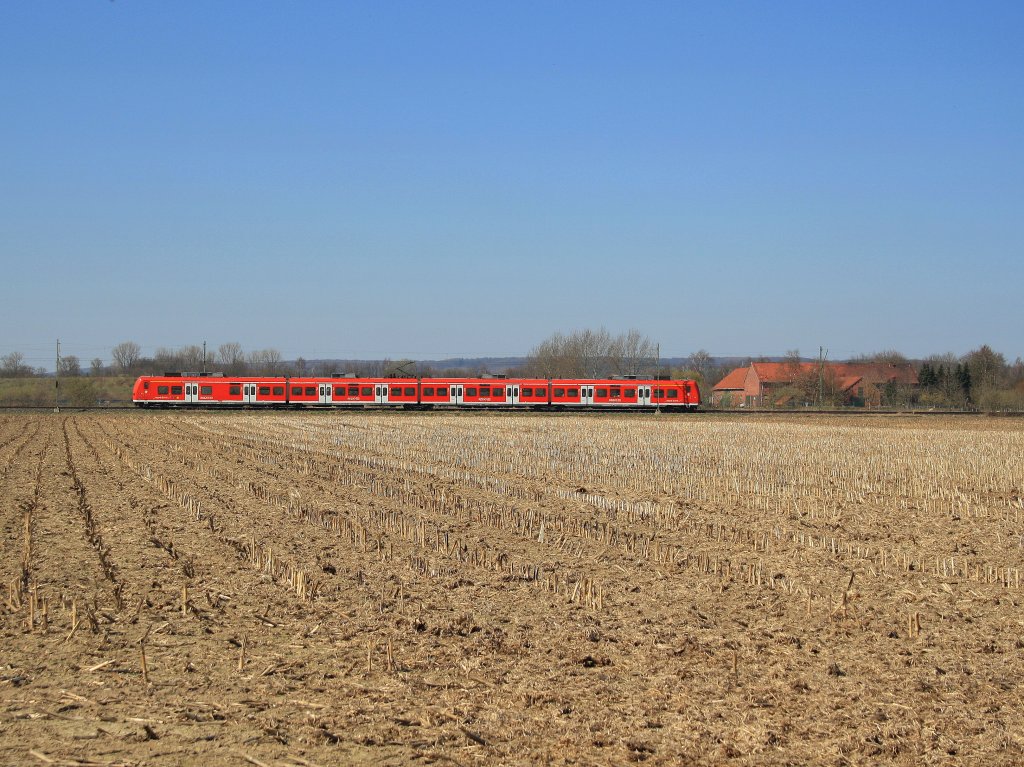 Ein Unbekannter Haard-Bahn-425 ist als RB42  Haard-Bahn  auf dem Weg von Essen nach Mnster.
Dabei fhrt er auch ber den Abschnitt Nottuln-Appelhlsen - Bsensell.
Im Hintergrund die Baumberge.
Nottuln-Appelhlsen, 27.03.211