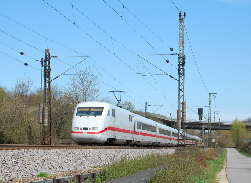 Ein unbekannter ICE 1 konnte auf seiner Fahrt in Richtung Stuttgart am 10.4.2012 kurz vor Plochingen aufgenommen werden.