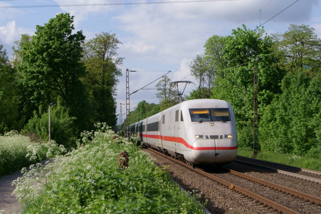 Ein unbekannter ICE 2 bei der Durchfahrt durch Solingen am 12.05.2012