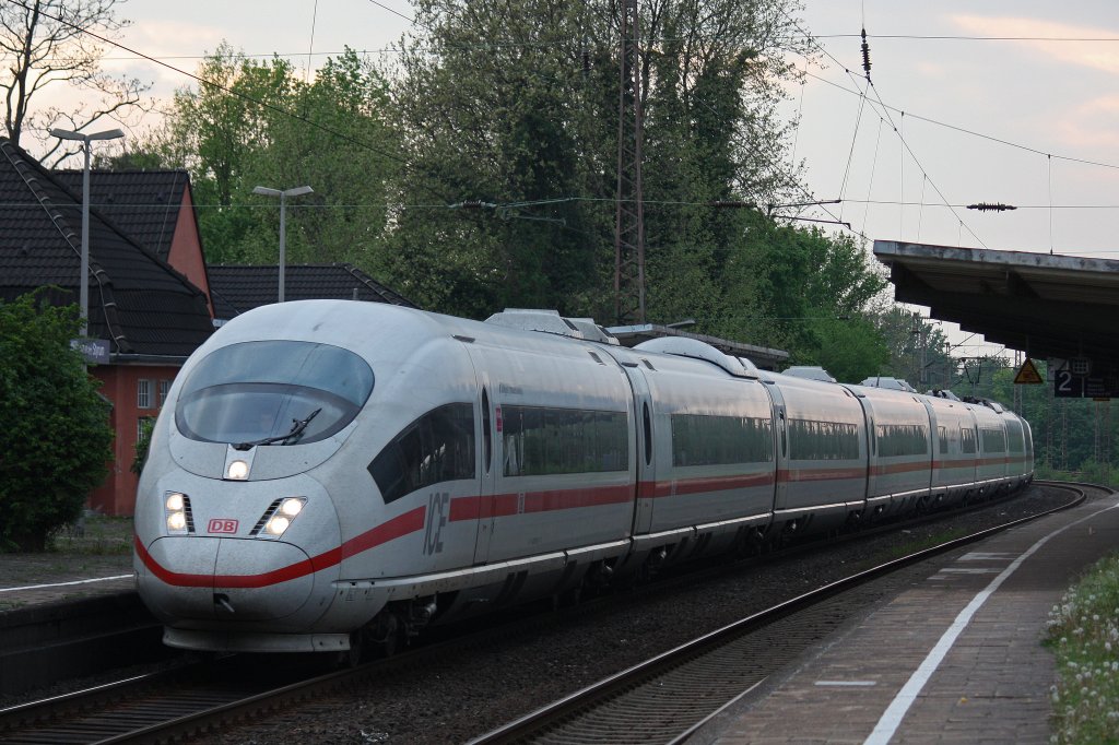 Ein unbekannter ICE 3 am 1.5.12 bei der Durchfahrt durch Mlheim-Styrum.
Gru an den Tf!