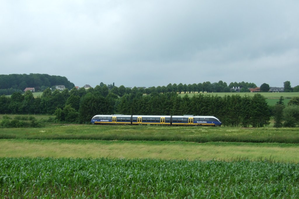 Ein unbekannter NWB-Talent befhrt als NWB 75609 die KBS 402 von Bielefeld nach Osnabrck, hier aufgenommen zwischen Kloster Oesede und Oesede.
Oesede, der 27.6.2012