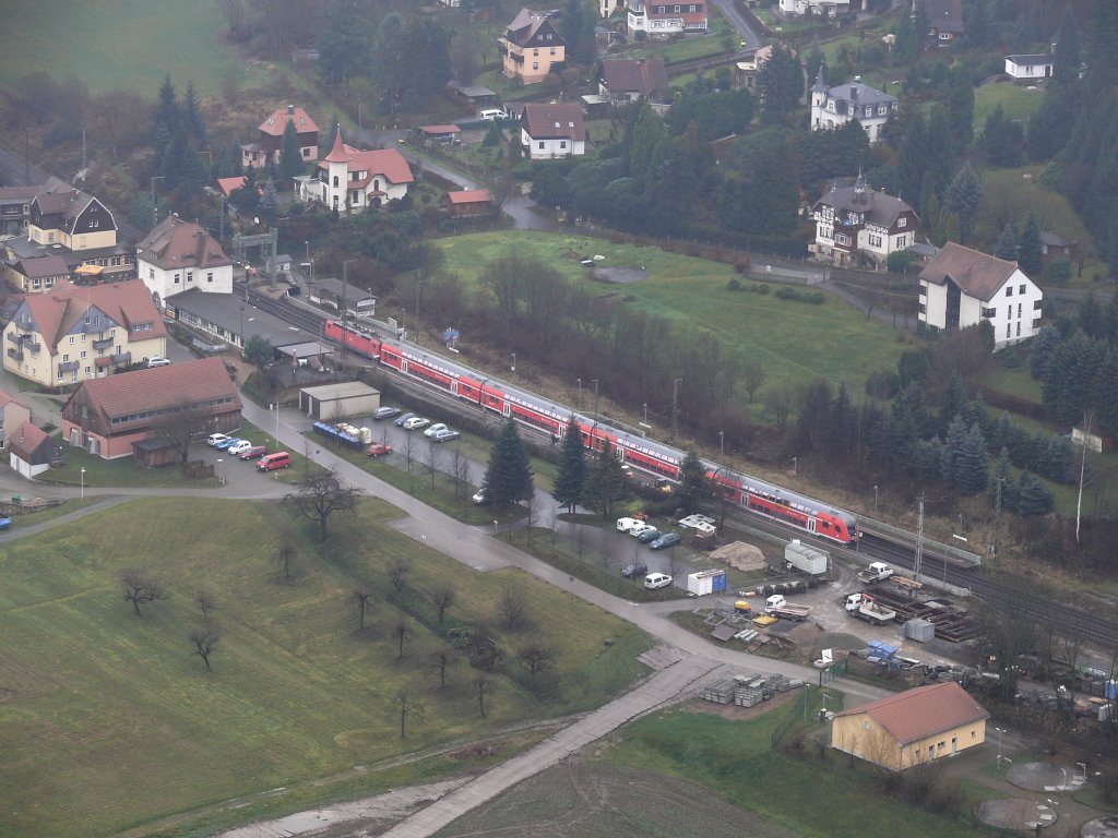 Ein unbekannter RE verlsst soeben Bahnhof Kurort Rathen.Von der Bastei aufgenommen. 08.12.2009.
