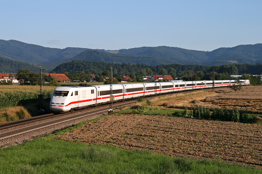 Ein unbekannter Triebzug der ersten ICE-Generation ist am Abend des 07. August 2010 durch den Oberrheingraben unterwegs als ICE 272 von Z�rich nach Hamburg-Altona. Die Aufnahme entstand bei Kollmarsreute.