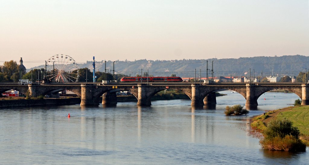 Ein unbekannter VT642 als  Fernverkehr Light  RE5792 Breslau - Dresden auf der Marienbrcke zwischen Bft Dresden Neustadt und Bft Dresden Mitte, 17.10.011.