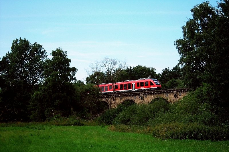 Ein unbekannter VT648 berquert kurz vor Salzgitter Ringelheim ein kleines Viadukt.