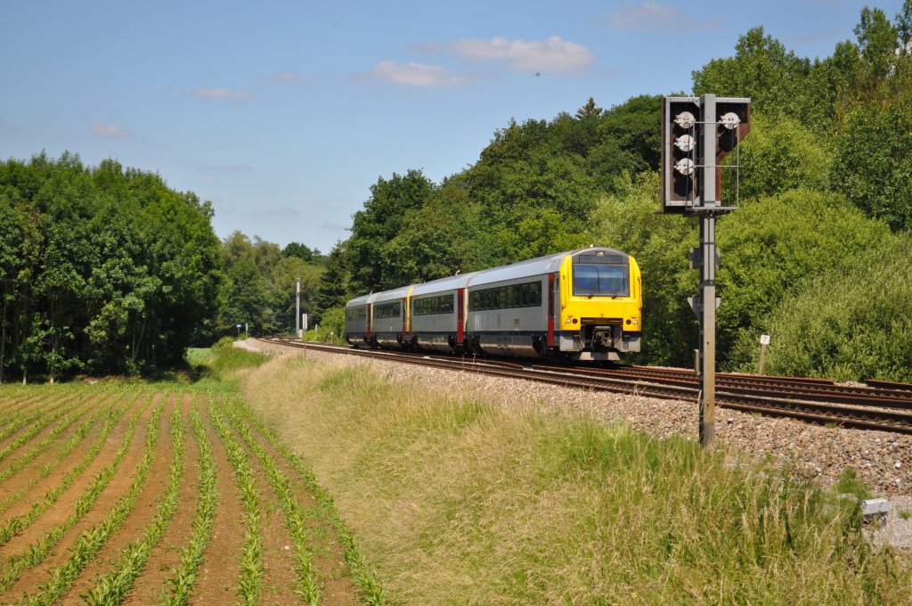 Ein unbekanntes 41er Prchen hat soeben Ham-sur-Heure verlassen und befindet sich auf der Fahrt von Charleroi Sud nach Couvin. Aufgenommen am 26.06.2011