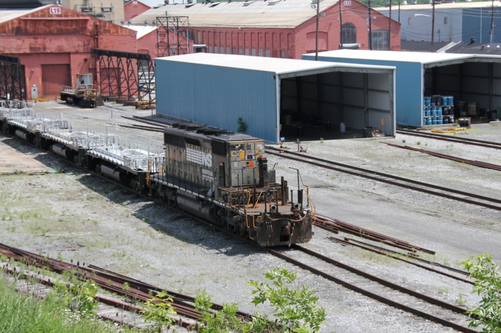 Ein unbekanntes Norfolk Southern SD-40 steht ohne F�hrerstand in das Ausbesserungswerk Juniata Pennsylvania.  28/5/2011 Foto.