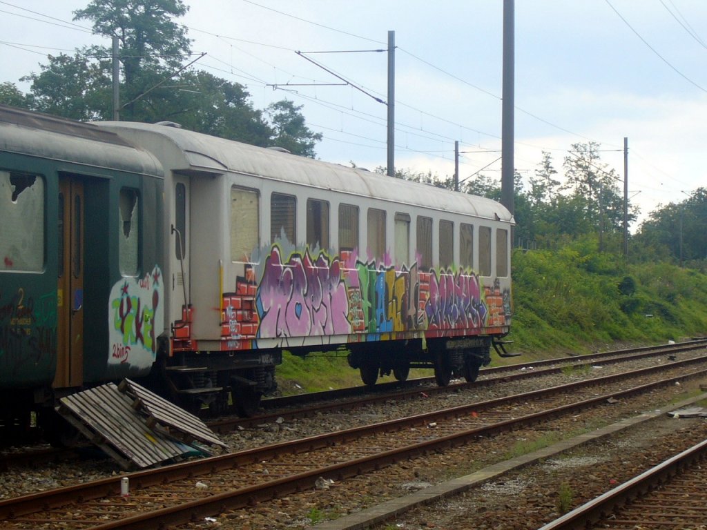 Ein unbekanter Personenwagen steht am 7.8.2005 in Kaiseraugst zum Verschrotten durch die Firma Thommen AG abgestellt auf einem sonst nicht mehr genutzten Gleis.