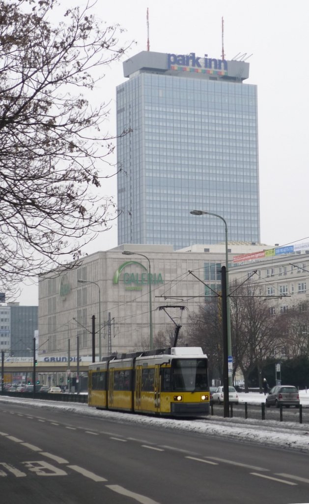 Ein unerkannt gebliebener GT6N erreicht gleich die Haltestelle Spandauer Strae um danach zum Hackeschen Markt zu fahren. 2010-02-11.