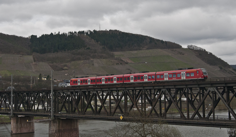 Ein unerkannt gebliebener Triebzug der Baureihe ET 425 am 3. April 2010 auf der Bullayer Doppelstockbrcke.