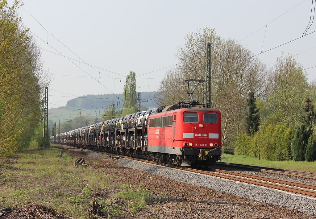 Ein ungewhnliches Bild: Zum einen, dass eine 151 an einem der tglichen  Mini-Zge  hing und zum anderen, dass es 151 169-0 mit automatischen Kupplungen war, die sich auf die NSS verirrt hatte. Aufgenommen am 01.05.2012 beim B Eltmannshausen/Oberhone.