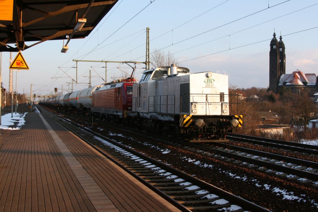 Ein ungewhnliches Gespann. ITL 293.01 und eine elektrische Traktion ziehen einen Kesselzug durch Dresden Strehelen.08.03.10.