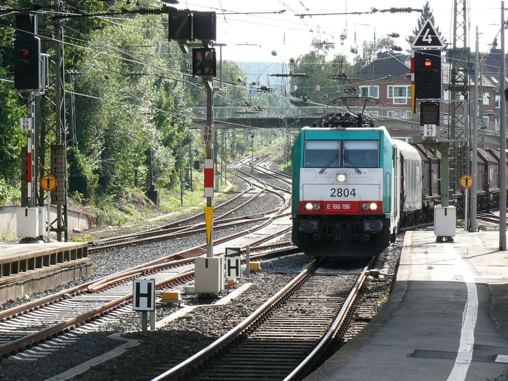 Ein ungewohntes Bild : Cobra-Lok 2804 wird mit ihrem gemischten Gterzug ber Gleis 7 durch Aachen-HBF geleitet, wo sonst nur P-Zge fahren. Aufgenommen am 11/09/2010.