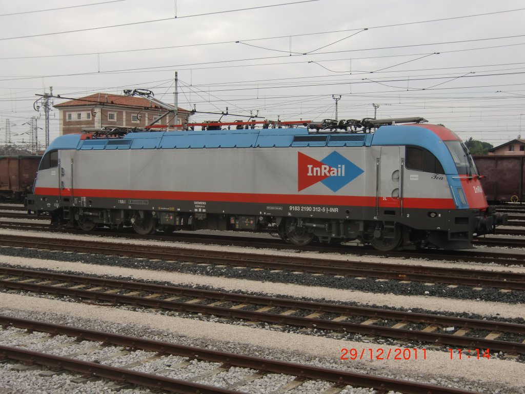 Ein unglaublicher Glckstag fr Eisenbahnfotografen war der 29.12.2011. Smtliche Siemens-Mehrsystemlokomotiven in italienischem Besitz waren auf dem Gterbahnhof von Udine versammelt. Hier zu sehen ist das Fahrzeug mit der Nummer 2190 312-5 des Unternehmens InRail mit Namen  Tea . Die Schwesterlok 2190 311-7 ( Lia ) hatte wenige Minuten zuvor mit einem Gterzug das Bahnhofsgelnde verlassen.