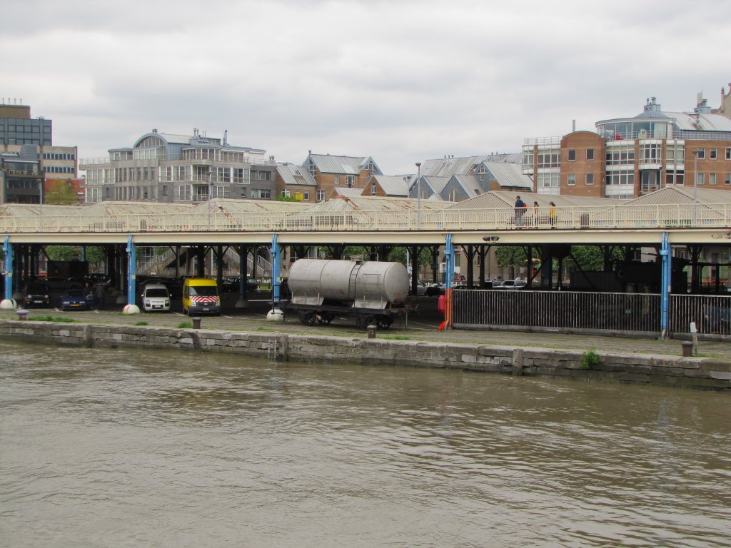 Ein  vergessener  belgischer Kesselwagen auf einem gekappten Hafengleis in Antwerpen am 06.05.2012.
