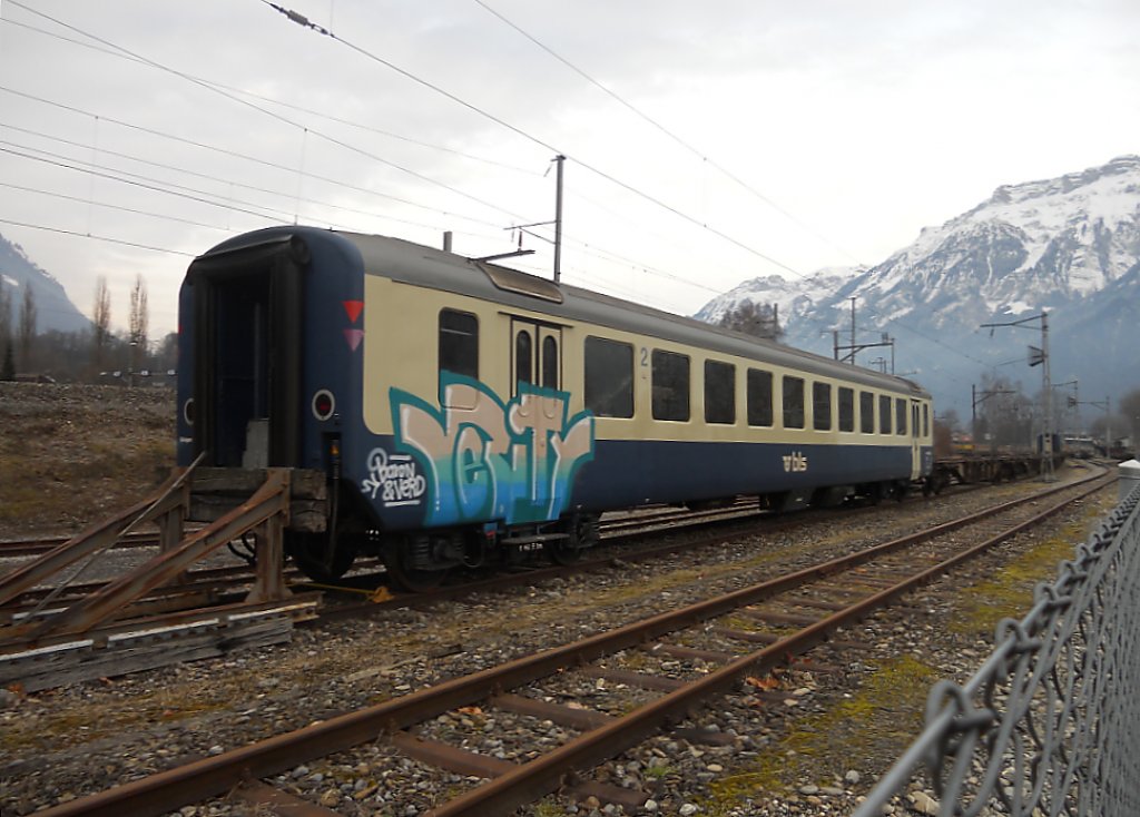 Ein versprayter bls B EWII steht am 28.11.2010 abgestellt in Interlaken Ost.