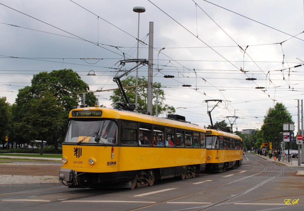 Ein Verstrkerzug der Linie 3 bestehend aus den Tw.224 265+224 266+244 034 auf dem Pirnaischen Platz in Richtung  Wilder Mann  unterwegs.(06.06.2013)