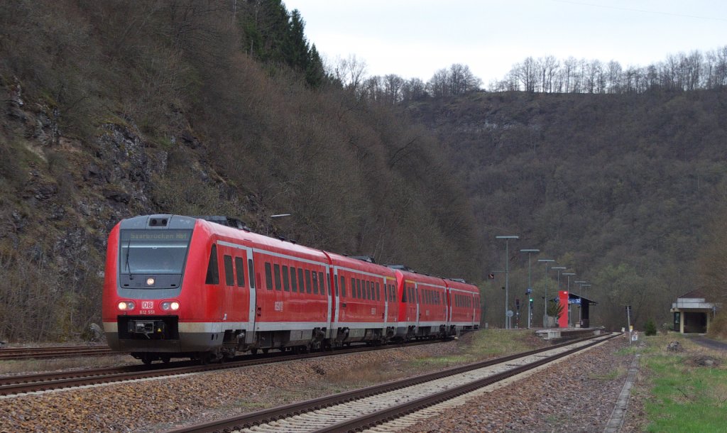 Ein vertrumtes Pltzchen ist der Bahnhof Heimbach an der Nahe geworden. Das war nicht immer so.
Aber die Einstellung des Personenverkehrs nach Baumholder im Jahr 1982 hat mit dazu beigetragen, dass es in Heimbach ruhiger geworden ist. Auch der Militrverkehr zum Truppenbungsplatz Baumholder ist zurck gegangen.
Ab Dezember 2014 soll aber Heimbach an der Nahe wieder einen zweiten Haltepunkt bekommen, denn die Strecke nach Baumholder soll fr den Personenverkehr reaktiviert werden.
Dann halten wieder Zge in Heimbach/Nahe und Heimbach/Ort.
612 051 und 612 140 sind als RE 3310 Frankfurt/Main - Saarbrcken unterwegs.
Auf den guten 23 Kilometern zwischen Idar-Oberstein und Trkismhle werden 8 Tunnel durchfahren.
KBS 680 - Bahnstrecke 3511 Bingen Hbf - Saarbrcken