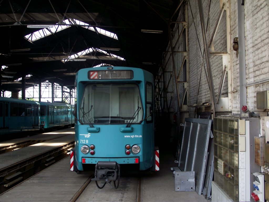 Ein VGF Ptb Wagen Nummer 712 steht am 08.06.13 in Eckenheim durch den Zaun fotografiert 