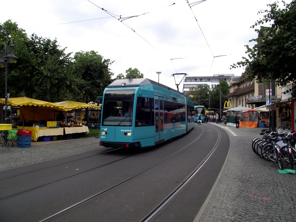 Ein VGF R-Wagen in Frankfurt am Main Sd am 22.07.11