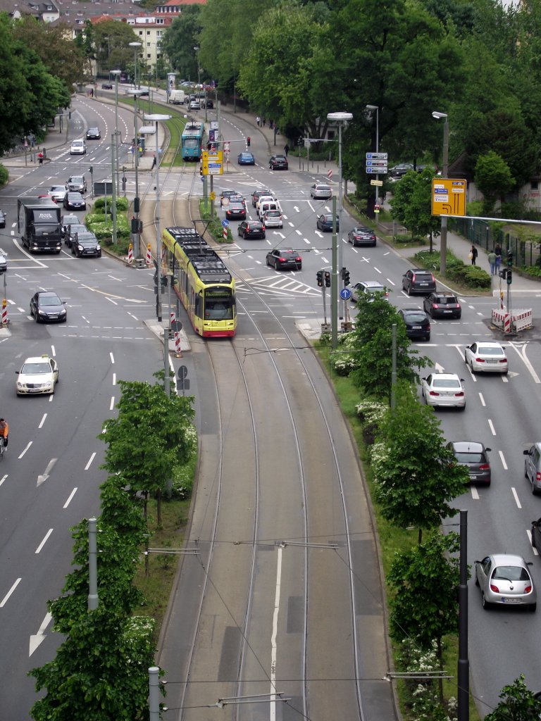 Ein VGF S-Wagen und ein Pt-Wagen im Hintergrund auf der Linie 18 am 31.05.13 