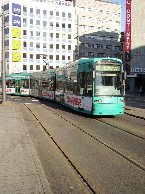 Ein VGF S Wagen in Frankfurt am Main Hbf am 07.03.11