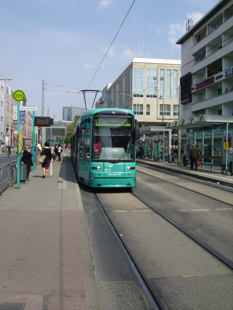 Ein VGF S-Wagen in Frankfurt am Main an der Konstabler Wache am 30.04.11
