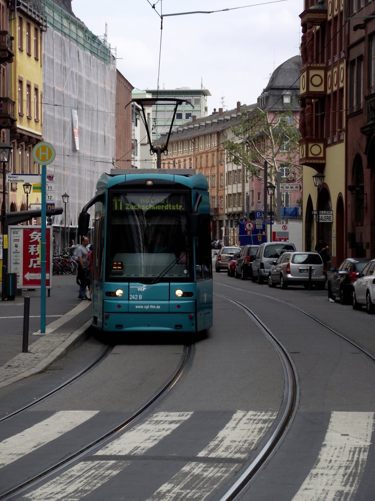 Ein VGF S-Wagen in Frankfurt am Main Römer am 11.09.11