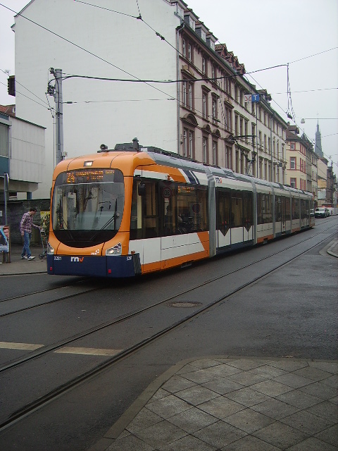 Ein von vielen modernen Straenbahnen in Heidelberg am 18.02.10
