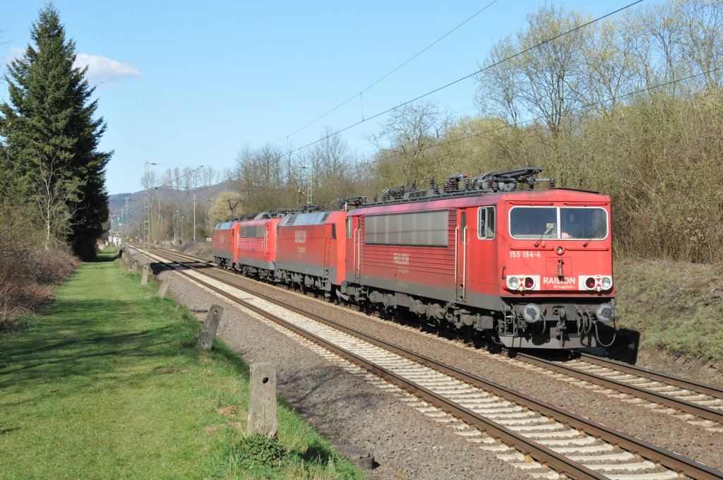 Ein Viererlokzug unterwegs auf der rechten Rheinstrecke bei Unkel in Richtung Norden. Vorne zieht 152 078-2, am Ende befindet sich 155 194-4. Aufgenommen am 19/03/2011.