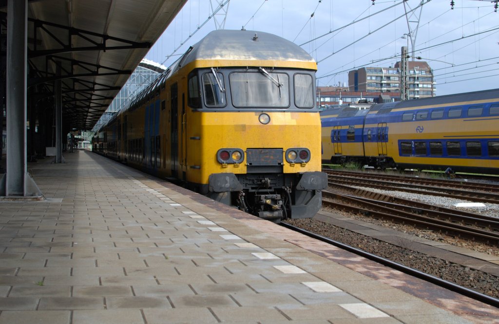 Ein vierteiliger DD-AR in Hbf Haarlem am 15. Juli 2010 mit Schnellzug Den Haag CS - Hoorn.