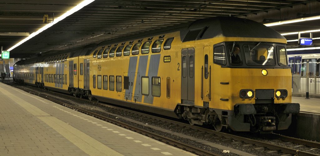 Ein vierteiliger DD-AR mit 2400 Kw mDDM motorwagen mit Schnellzug Den-Haag - Hoorn steht in Den Haag CS am 17.02 2011.