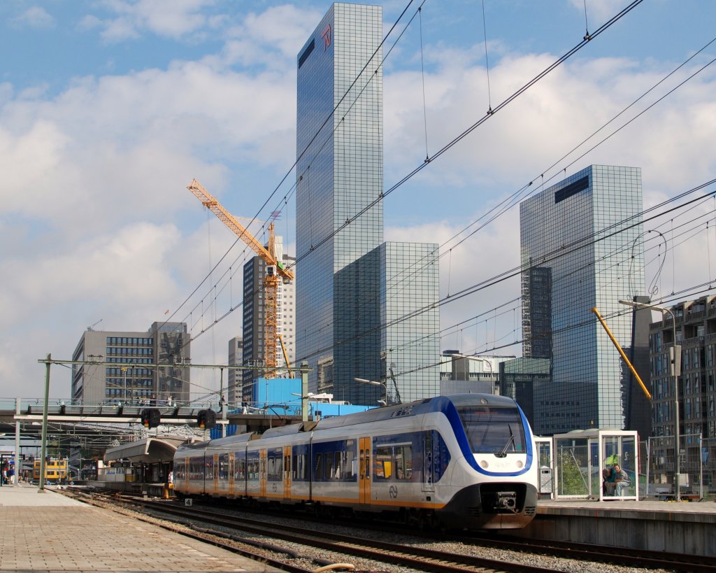 Ein Vierteiliger ET 2404 mit Regional von Rotterdam CS nach Vlaardingen bei Ausfahrt von Rotterdam am 05.10 2010.