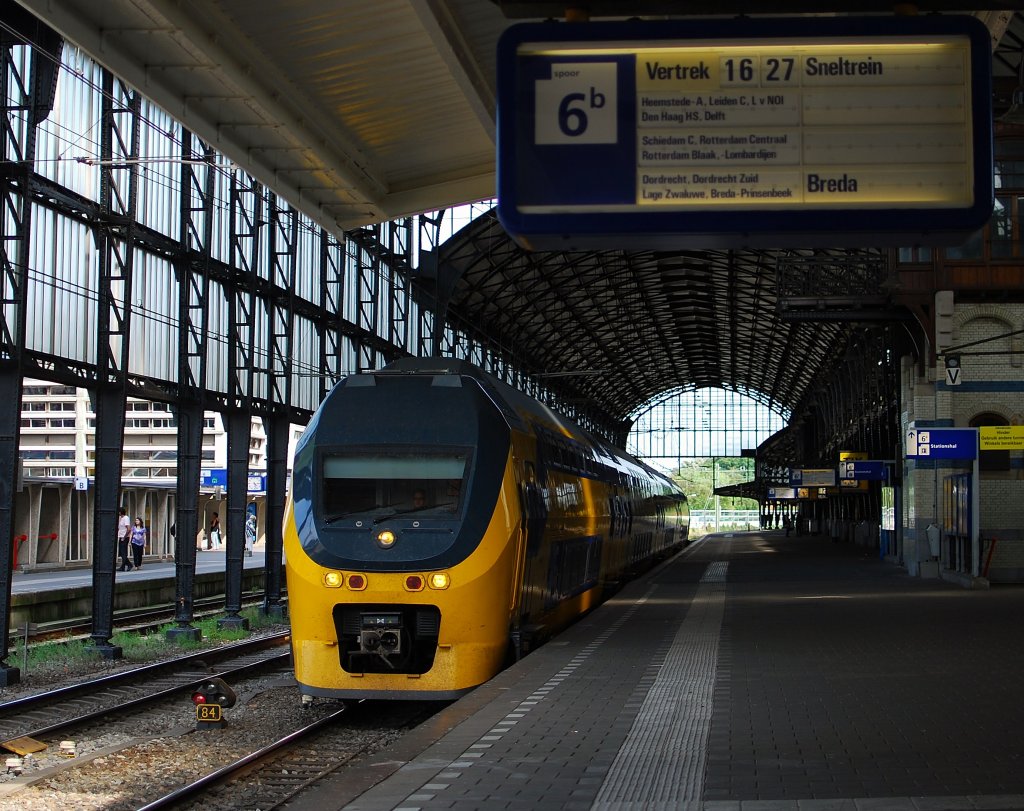 Ein vierteiliger IRM, hier mit InterRegio Amsterdam CS - Breda, beim ausfahrt von Bhf Haarlem am 09. 08 2010.