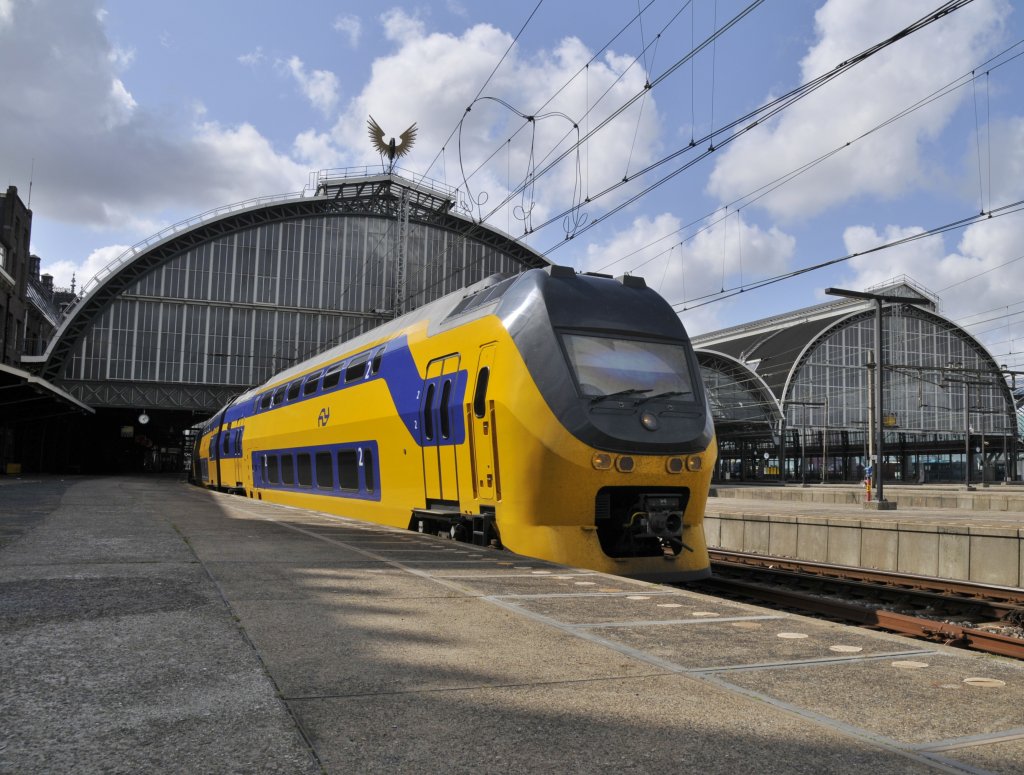 Ein vierteiliger VIRM mit zug nach Utrecht bei Ausfahrt von Amsterdam CS am 18.06 2011.