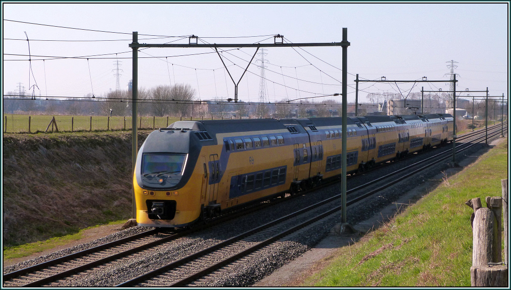 Ein VIRM Triebwagen der NS ist unterwegs bei Roermond im April 2013.