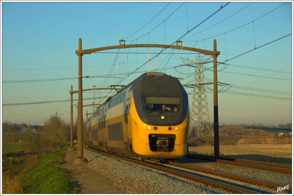Ein VIRM-Triebzug ist am Nachmittag des 14. Oktobers 2012 als IC unterwegs bei Dordrecht.
