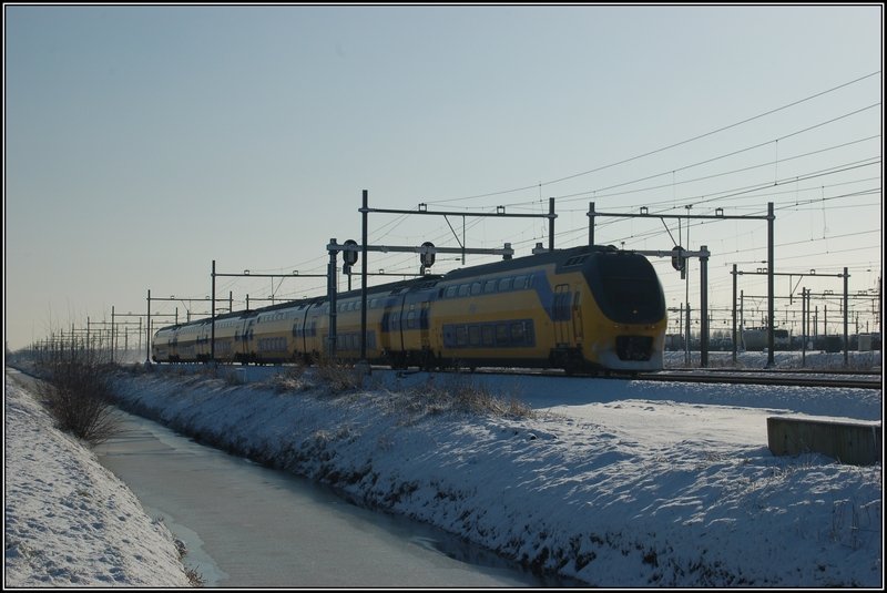Ein VIRM-Triebzug fhrt als IC1938 den Rangierbahnhof Kijfhoek, zwischen Dordrecht und Rotterdam, entlang; 30. Januar 2010.