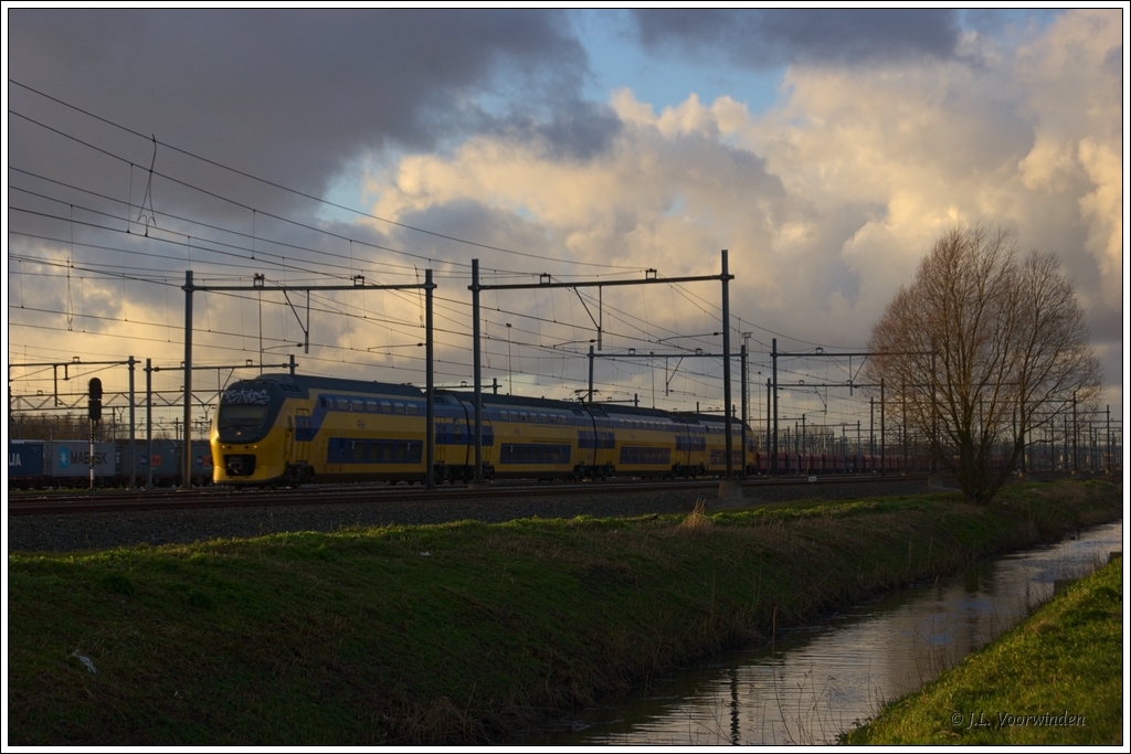 Ein VIRM-Triebzug fuhr am 2. Januar 2012 als IC2157 (Amsterdam-Vlissingen) beim Rangierbahnhof Kijfhoek zwischen Rotterdam und Dordrecht.