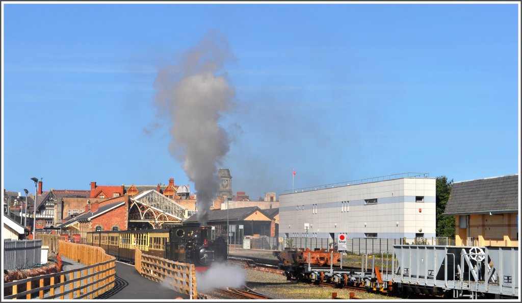 Ein vollbesetzter Zug der Vale of Rheidol verl�sst den Bahnhof der Stadt Aberystwyth. (04.09.2012)
