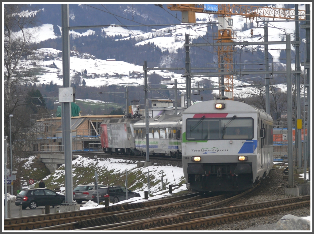 Ein Voralpenexpress mit ABt191 an der Spitze fhrtin Uznach ein. (06.01.2011)
