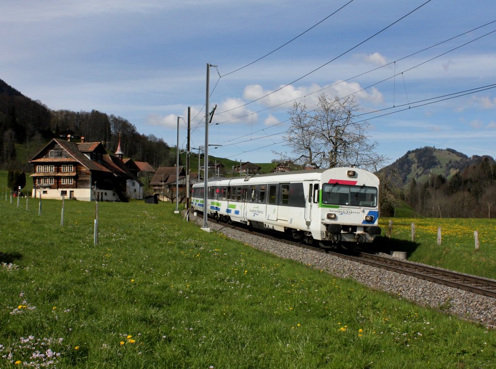 Ein Voralpenexpress nach Luzern am 23.04.2012 unterwegs bei Sattel.