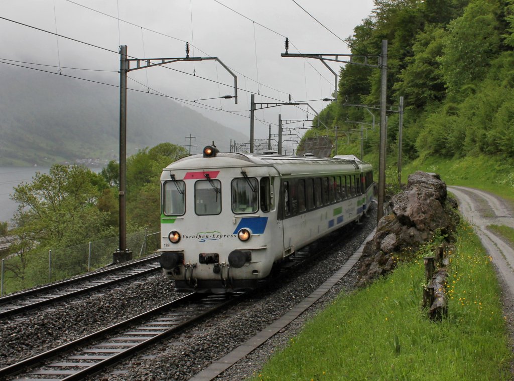 Ein Voralpenexpress nach Luzern am 12.05.2013 unterwegs bei Immensee.