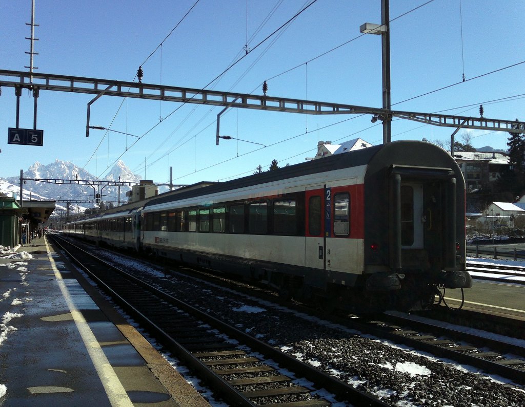 Ein VoralpenExpress nach Romanshorn wurde am 17.02.2012 ausnahmsweise mal mit einem EW IV verst�rkt. (Hinweis: Handyfoto)