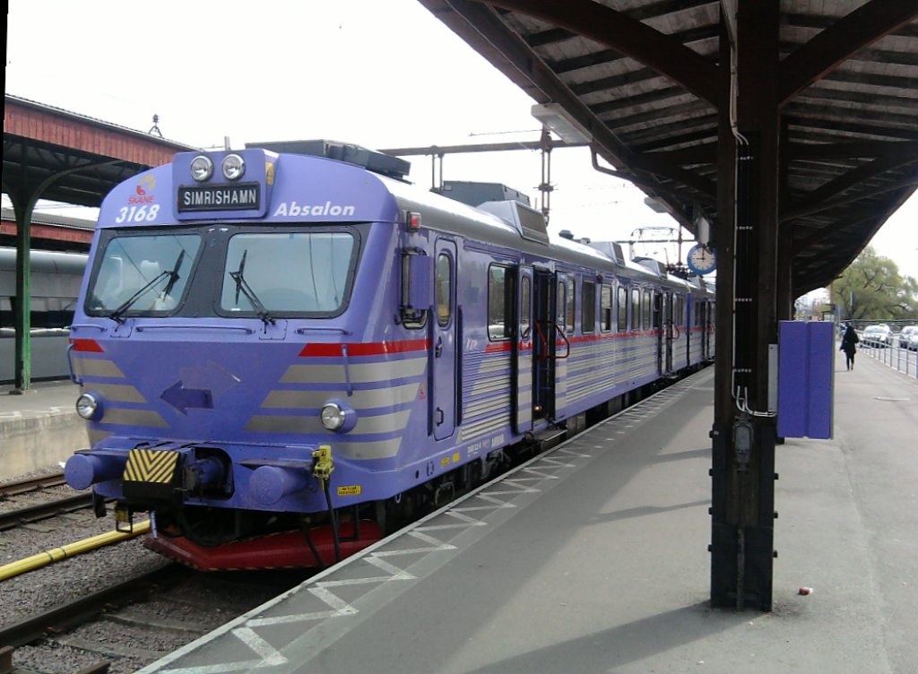EIN VORORTSZUG NACH SIMRISHAMN IN MALM CENTRAL AM 04,05,2010