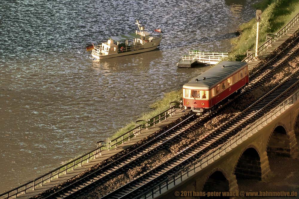 Ein VT 137 befhrt auf der Anlage Miniaturelbtalbahn in Knigstein den Viadukt der gleichnamigen Stadt. Mehr von dieser tollen Anlage:http://www.bahnmotive.de/modell/seite_modell_elbtal.htm