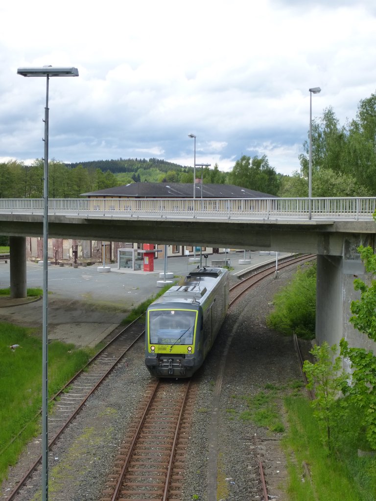 Ein VT 560 von Agilis f�hrt hier aus dem Bahnhof von Oberkotzau aus, 21.Mai 2013.