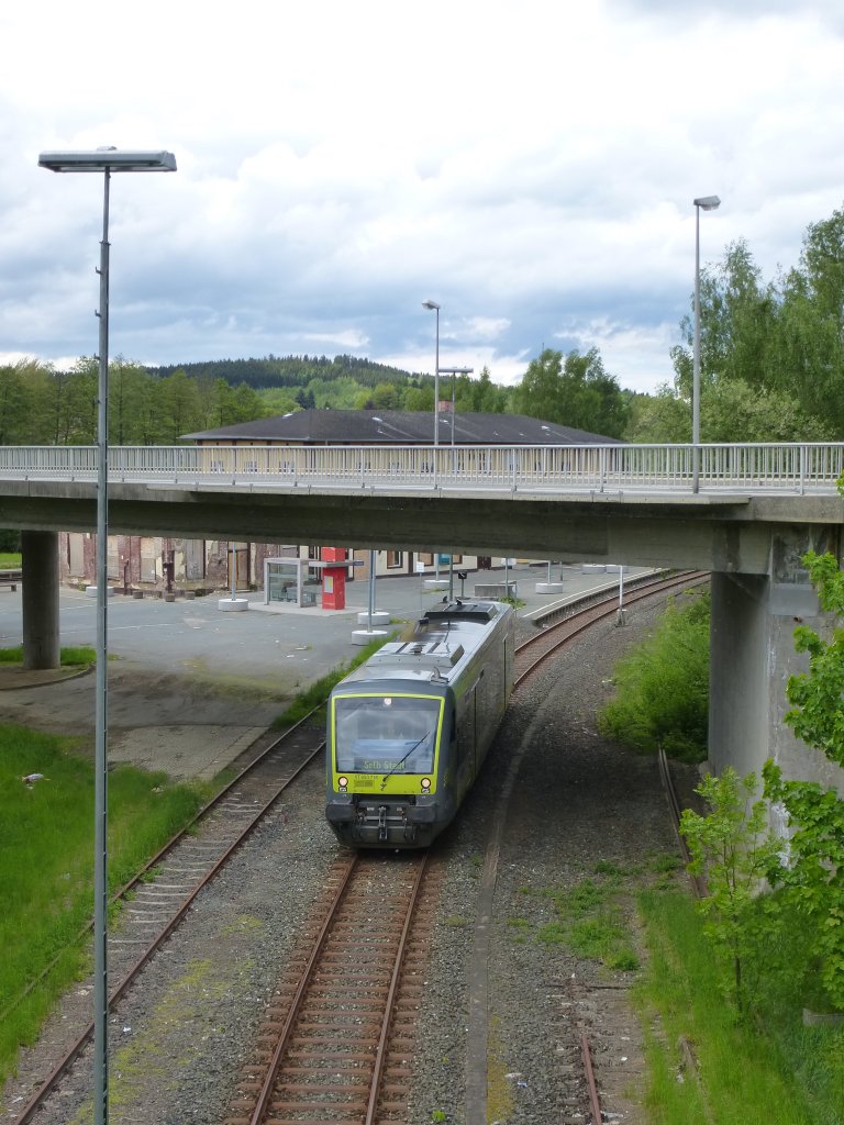 Ein VT 560 von Agilis fhrt hier aus dem Bahnhof von Oberkotzau aus, 21.Mai 2013.