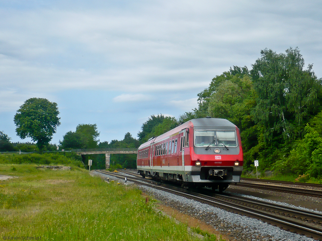 Ein VT 610 durchfährt als RE aus Marktredwitz den Bahnhof Schnabelwaid. Nächster Halt des Zuges ist Pegnitz, wo er auf den Zugteil aus Bayreuth Hbf wartet, um mit diesem vereint die Fahrt nach Nürnberg Hbf fortzusetzen. (02.06.2011)